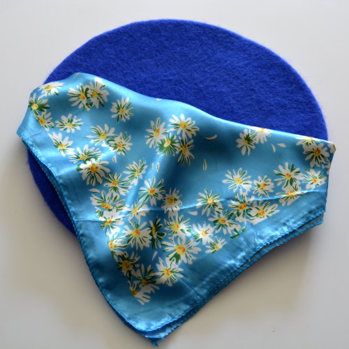 Set beretă albastră și eșarfă cu flori