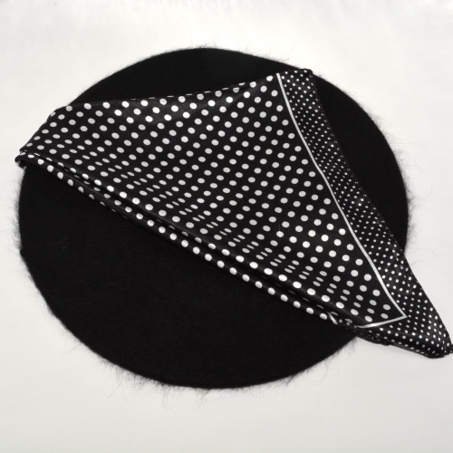 Set beretă neagră și eșarfă cu buline